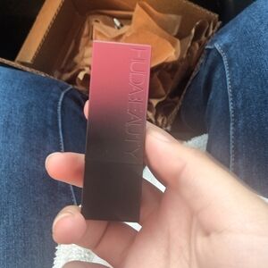 Huda Beauty Ladies night lipstick